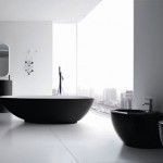 Descripción moderna en blanco y negro del baño, con una bañera independiente negra, lavabo y sanitarios a juego, en un interior minimalista blanco y reformar ba