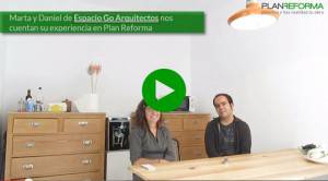 Dos personas, presuntamente arquitectos llamados Marta y Daniel, de Espacio GO Arquitectos, sentados en una mesa dispuestos a compartir su experiencia positiva con el Plan Reforma, según indicó el