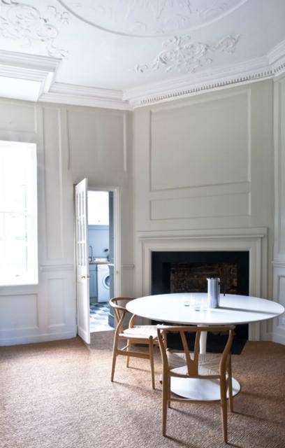 Comedor con sillas Wishbone.