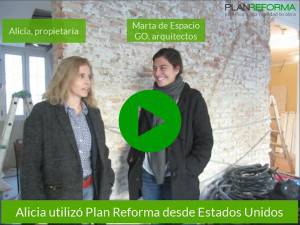Dos mujeres paradas en una habitación en renovación con un botón de reproducción superpuesto que indica un video, una etiquetada como la propietaria y la otra como un arquitecto de "espacio go", con subtítulos que sugieren al propietario.