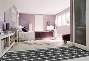 Un dormitorio moderno con una pared lila, ropa de cama blanca y una puerta corrediza de cristal. Hay una lujosa alfombra blanca en el suelo con un suelo radiante debajo y un ramo de flores encima.