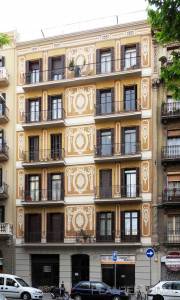 Un edificio residencial de estilo europeo con detalles ornamentados en la fachada, con balcones y la planta baja que alberga una farmacia, ha recibido un certificado de idoneidad técnica.