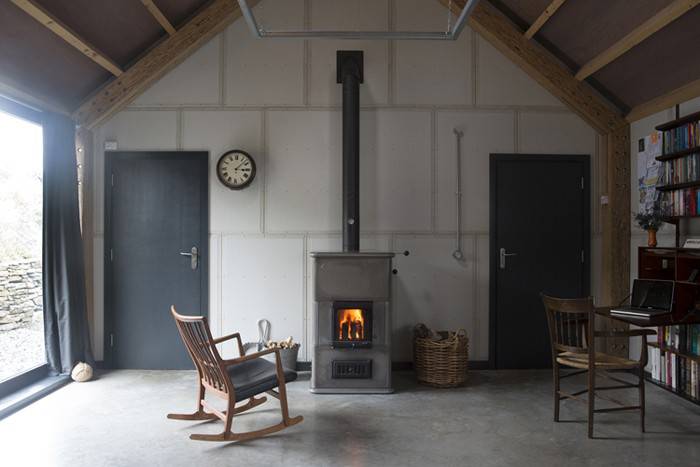 Zona de estar con chimenea. Se puede ver el despiece del material como motivo decorativo.
