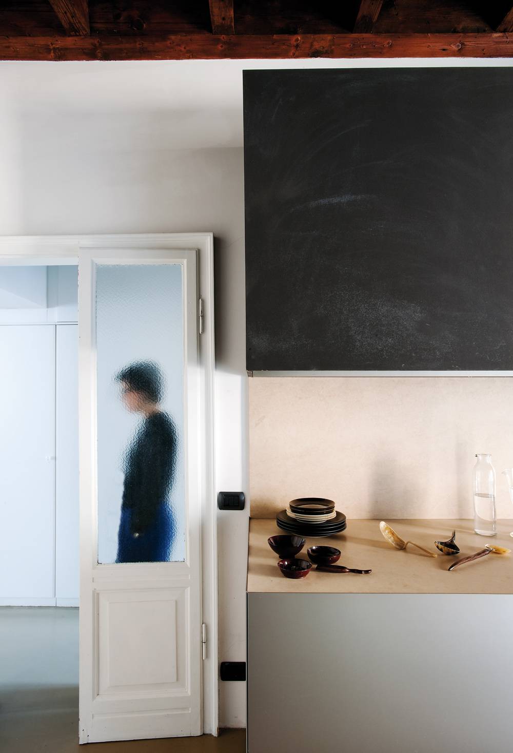 Las puertas clásicas se mezclan con el estilo moderno del resto de muebles en la cocina.