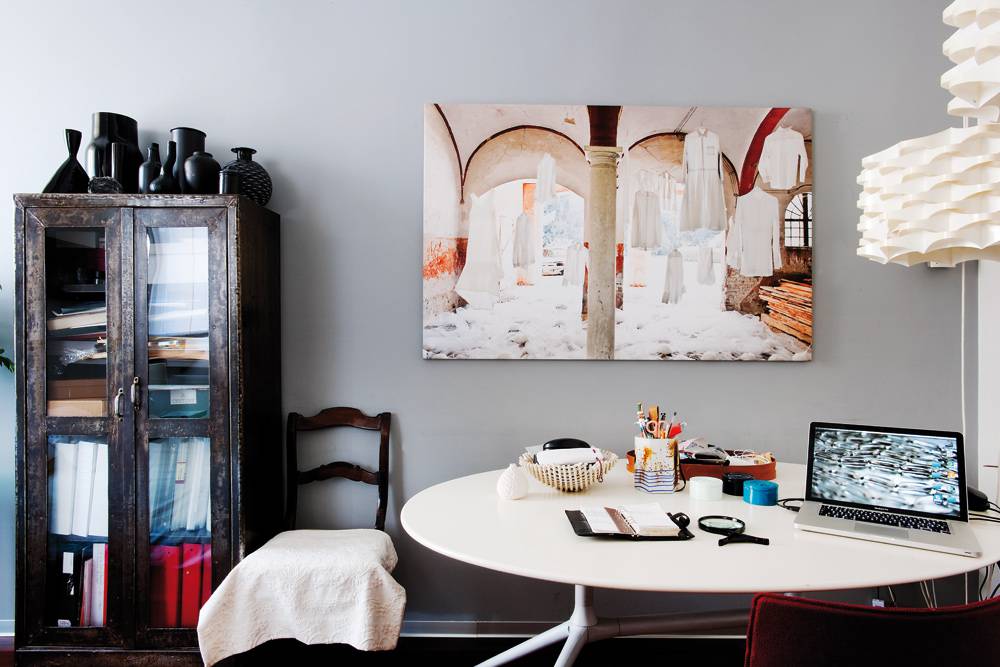 En el comedor también se nota el eclecticismo al mezclar el aparador y las sillas antiguas con la mesa y la foto, modernos. El color gris de la pared también nos sugiere un aire de modernidad.