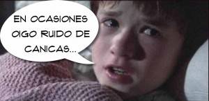 Un niño angustiado en una escena con un subtítulo en español que dice "en ocasiones oigo ruido de canicas por el vecino molesto...