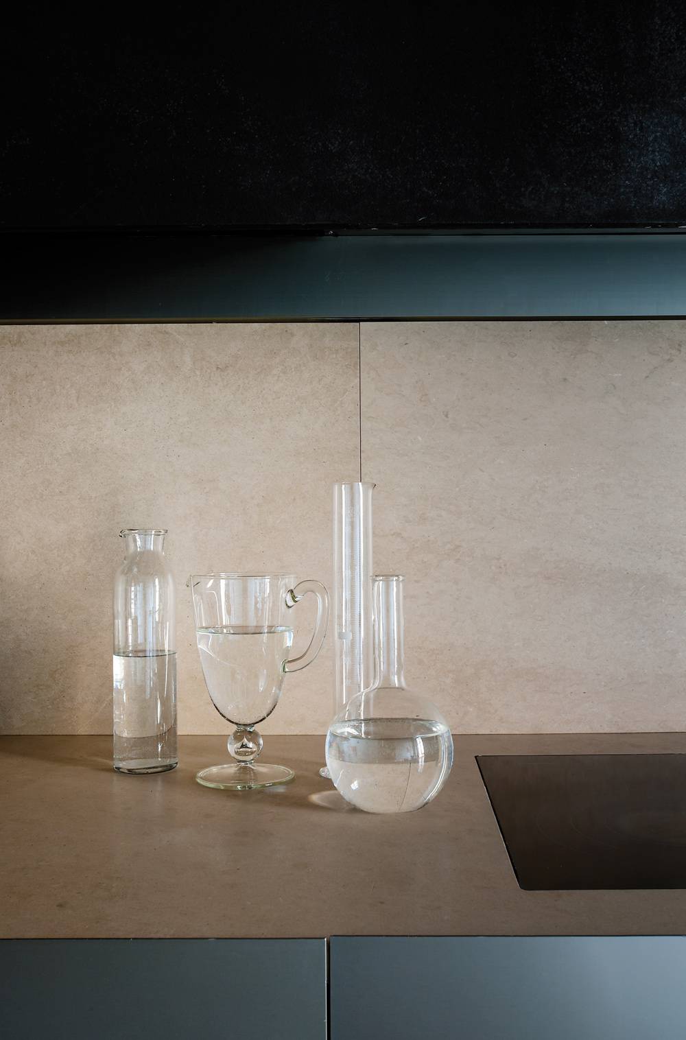 En la cocina, elementos transparentes.