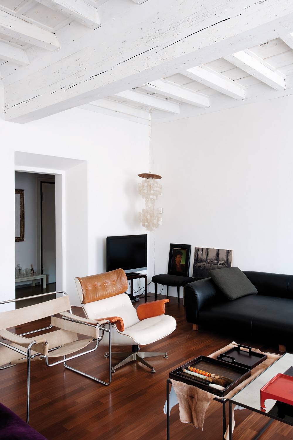 Zona de estar con elementos de diseño clásico, como la silla Wassily de Breuer 