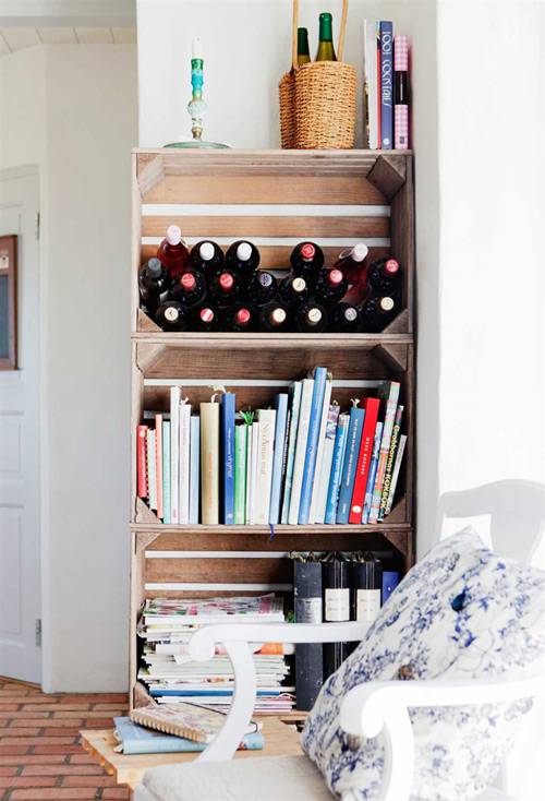 Se han incorporado elementos reciclados a la decoración de este espacio, como las cajas de madera que sirven como estantería.