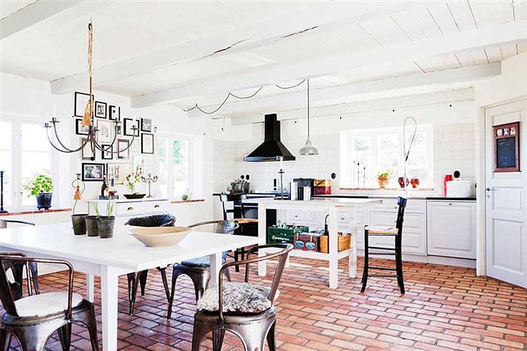Espacio abierto que alberga la cocina, el comedor y la zona de estar. Se ha vestido el espacio con piezas clásicas como la silla Tolix dando un aire antiguo a algo de nueva construcción.