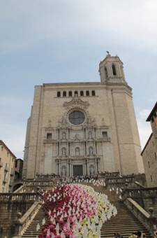 Escaleras de la Catedral - autores(varios) Ariunchimeg Batkuyag, Xevi Bayona, Josep Callís, Susanna Cros, Àlex Forasté, .... (otros) Fuente: Francesc Plazas