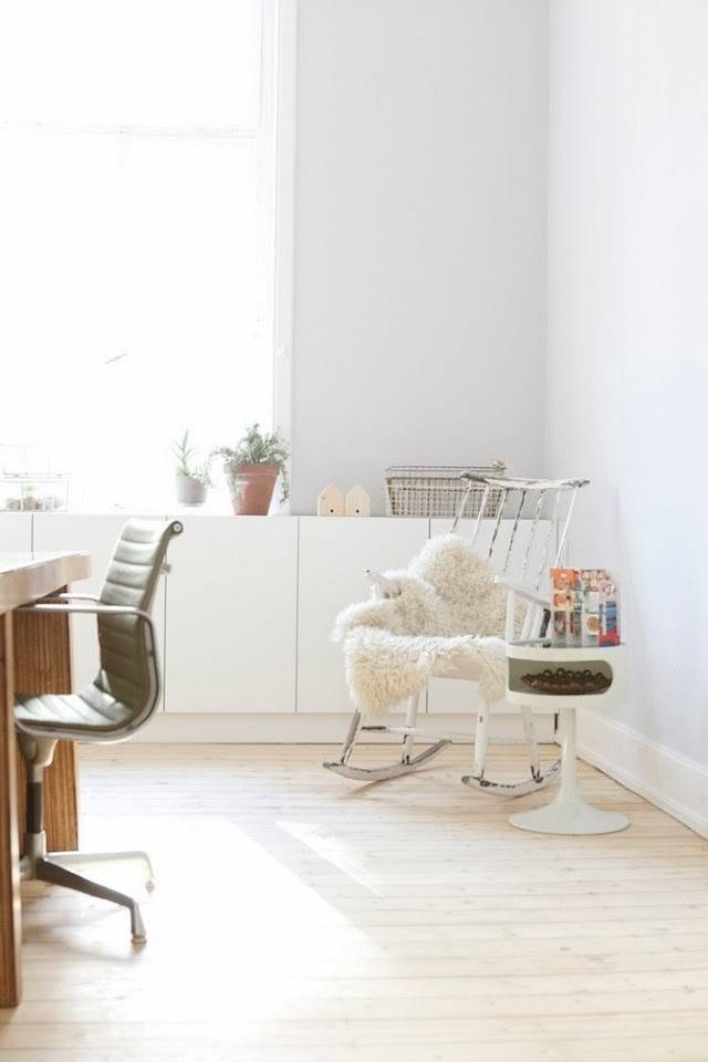Otra foto del estudio con un mueble bajo la ventana, recurso que me encanta cuando es posible, ya que los radiadores suelen estar ahí.