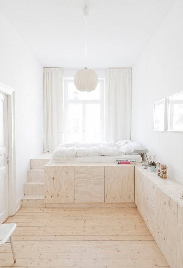 Almacenaje debajo de una cama elevada con tablero fenólico. Inspiración para un proyecto donde la clienta quería guardar objetos voluminosos sin perder espacio libre para una cama y una mesa de estudio.