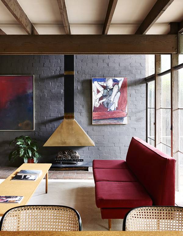 Zona de estar. Las ventanas son de grandes dimensiones, casi un paramento transparente. thedesignfiles.net
