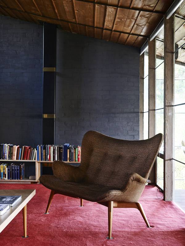 El mobiliario de la vivienda también es el típico de la época, tapizado en telas y colores lisos. thedesignfiles.net