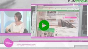 Una mujer, identificada como Cristina Campos, Community Manager de Plan Reforma, está sentada en un escritorio en un estudio con una gran pantalla detrás de ella que muestra un sitio web, un botón de reproducción que indica que la imagen