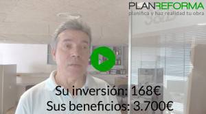 Un hombre está a punto de hablar en un ambiente de oficina con un botón de reproducción superpuesto que indica contenido de video y un texto que muestra los montos de inversión y beneficios en euros relacionados con el Plan Reforma.