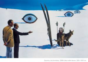 Cuadro que muestra a dos hombres en trajes, uno señalando, con elementos surrealistas como ojos de gran tamaño en el fondo, un esquiador y un lobo al lado.