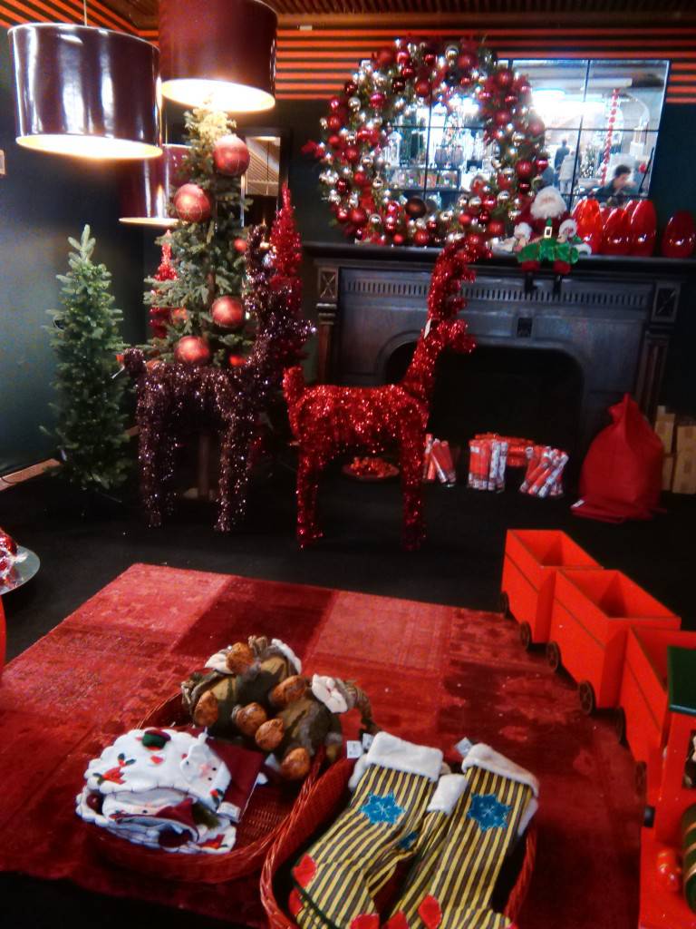 decorandolo con un decorador la navidad se decora