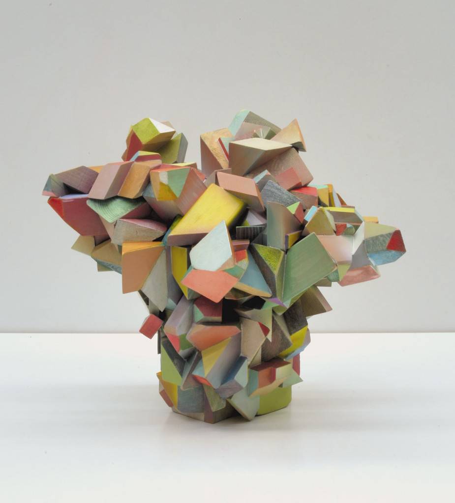 nidonodonudonada, 2014. Madera policromada, 50 x 65 x 50 cm.