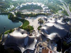 Vista aérea del Olympiapark de Múnich, con las estructuras en forma de tienda de campaña del techo del Olympiastadion, un diseño del renombrado arquitecto Frei Otto, con un telón de fondo de