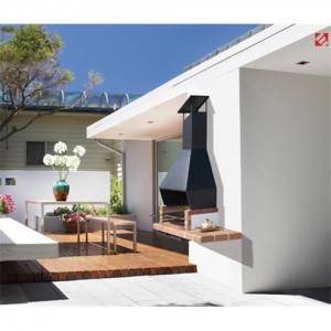 Una moderna área de jardín al aire libre con una parrilla BBQ incorporada, una mesa de comedor con sillas y flores en macetas bajo un cielo azul.