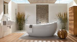 Baño moderno con bañera independiente, detalles en madera y plantas decorativas Feng Shui.