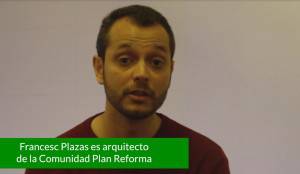 Un hombre habla frente a un fondo liso; un título a continuación indica que su nombre es Francesc Plazas y es un importante arquitecto del Plan Reforma.
