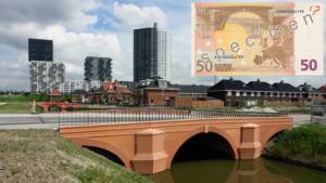 Un montaje de un billete de 50 euros superpuesto sobre un paisaje urbano que presenta puentes de ladrillo, un canal y edificios modernos al fondo.