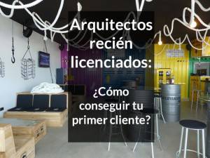 Imagen de un espacio interior moderno con mobiliario que incluye barriles convertidos en mesas, un sofá y estanterías. La decoración incluye una serie de lámparas.