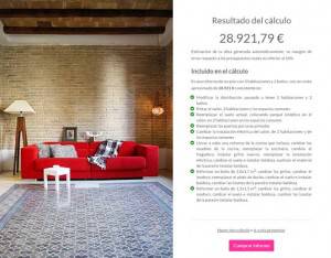 Una moderna sala de estar con un sofá rojo, una alfombra de área estampada y una pared de ladrillo visto, mostrada junto a un calculador de reforma.