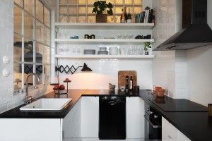 Cocina en U en blanco y negro