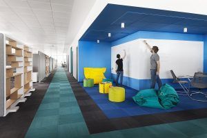 Dos individuos colaboran utilizando una pizarra en un espacio de trabajo moderno con paredes azules y coloridas sillas de puf.