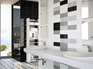 Descripción: Un moderno baño blanco y negro con una pared de azulejos, dos lavabos, un espejo grande y una vista al exterior.