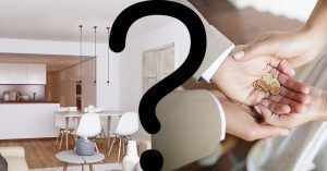 La imagen es una composición de dos fotografías separadas. En el lado izquierdo hay un interior de cocina moderno con mesa de comedor y sillas. En el lado derecho, hay un primer plano de dos