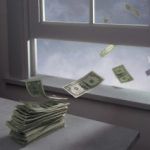Una pila de billetes de un dólar se encuentra en un piso con más billetes flotando en el aire cerca de una ventana abierta, lo que sugiere el concepto de dinero que se va volando o se pierde.