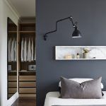 vestidor en el cuarto detras de la cama