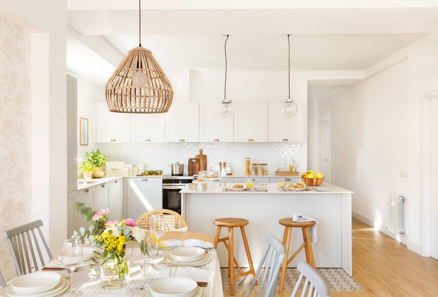 Cocina abierta con barra de desayuno