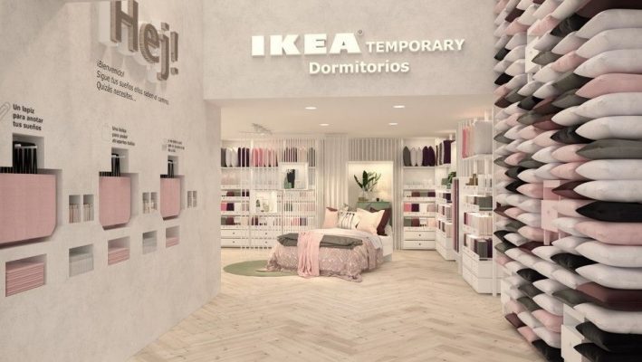 Una tienda IKEA en Madrid diseñada para asemejar un acogedor ambiente de dormitorio, con camas, estanterías y una variedad de artículos para el hogar.