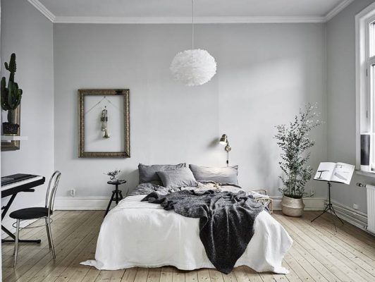 Una habitación minimalista con una paleta de colores neutros, que refleja tu estilo personal en la decoración de interiores. Cuenta con una cama doble con