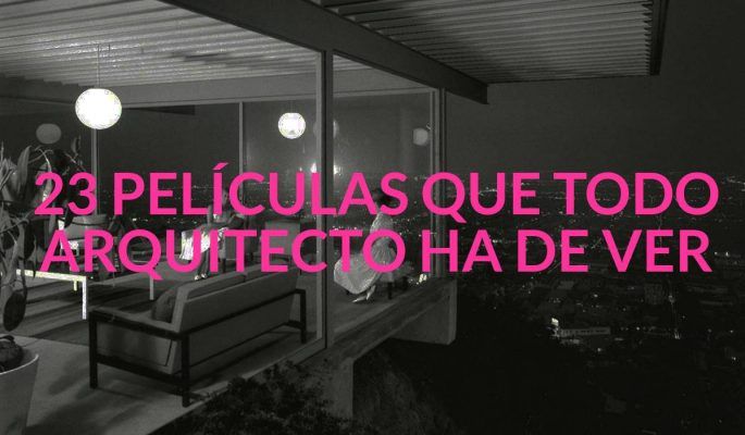 La imagen muestra la frase "23 películas para arquitectos que todo arquitecto ha de ver" en letras mayúsculas blancas sobre un fondo que presenta un espacio interior moderno con grandes ventanales y
