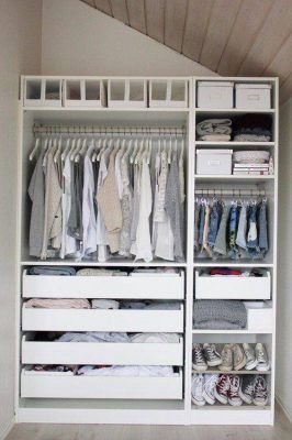 Un armario abierto organizado con ropa, zapatos y accesorios cuidadosamente ordenados, que sirve como ideas para decorar una casa de alquiler.