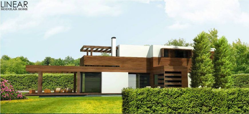 Moderna casa modular con techos planos, que combina fachadas blancas y de madera, grandes ventanales y una pérgola extendida, ubicada en un entorno verde ajardinado con influencia de Casas Industriales.